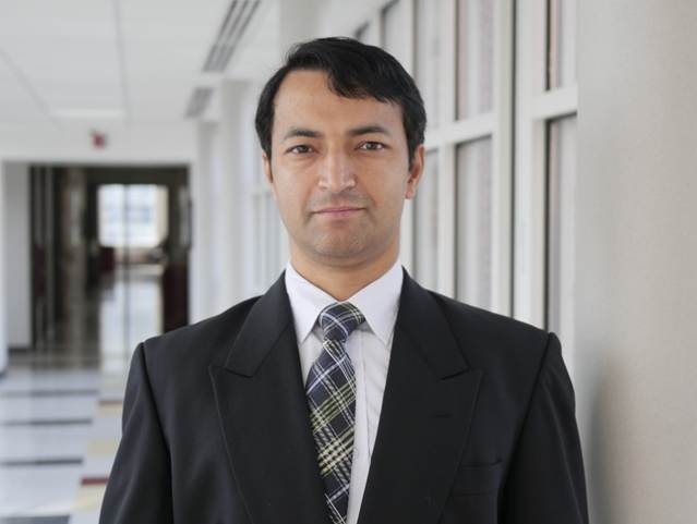 A person in a suit and tie

AI-generated content may be incorrect.